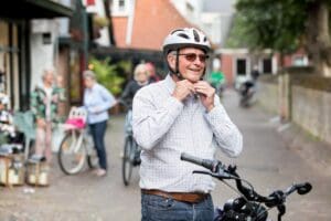 Veilig blijven fietsen - oudere man met helm